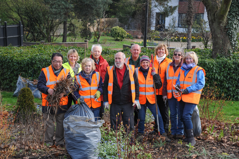 Formal picture of the group of volunteer gardeners at the Tollgate Triangle tidy-up